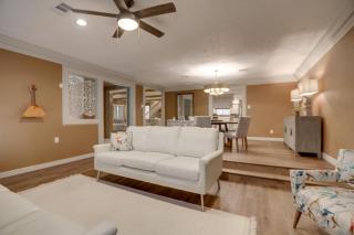 Poolside Oasis Near Medical Center & NRG Stadium! - 3