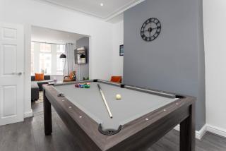 Flatzy - 12 Person Townhouse with Pool Table and Ping Pong - Liverpool - 0