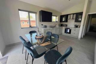 Spacious 3 Bedroom Sandstone Lodge -  - 7