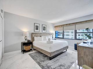 High Floor Beachfront Condo Beach Service 1509 - 5