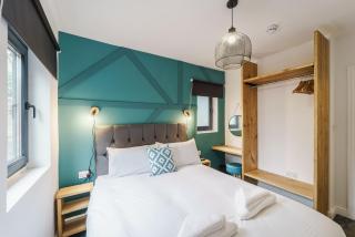 Deluxe Studio Apartments - Derby - 5