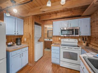 Luxury Cabin 45 Min to Asheville Hot Tub & Fire pit - Marion - 3