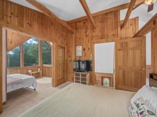 Luxury Cabin 45 Min to Asheville Hot Tub & Fire pit - Marion - 4
