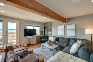 Coastal PNW Home on Swimmable Beach with Hot Tub! - Stanwood - 8