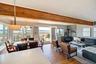 Coastal PNW Home on Swimmable Beach with Hot Tub! - 5