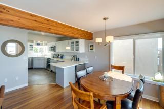 Coastal PNW Home on Swimmable Beach with Hot Tub! - Stanwood - 4