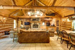 Versatile Bass Lake Cabin with Deck! - 7