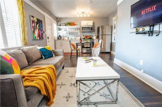 Visit the Beaches and Downtown from this Eclectic Apartment - Long Beach - 2