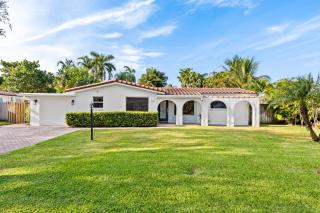 Solar Heated Pool Spa Tiki Hut Huge Backyard Hammock Retro Bikes - 8