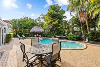Solar Heated Pool Spa Tiki Hut Huge Backyard Hammock Retro Bikes - Pompano Beach - 2