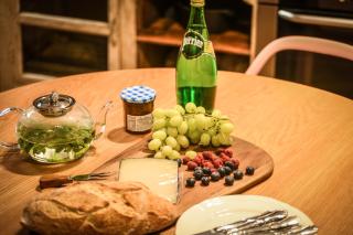 Rustic 1 BR Apt w Cozy Backyard in City Center by Sea N' Rent - Tel Aviv - 8
