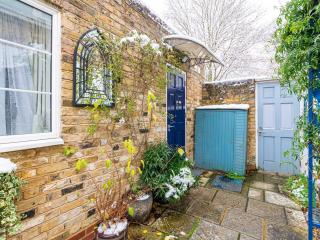 Cozy Brixton Hideaway – Cute Convenient Stay - Pass the Keys - 2