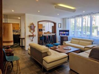 Magnifique maison classée 3 étoiles, 7 chambres, 5 salles de bain, parking privé, Tarbes ville - Tarbes - 4