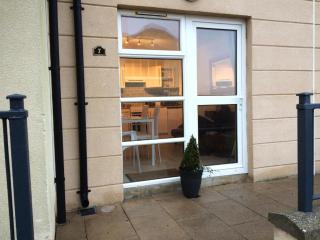 Ground Floor Deluxe Seaside Apartment With Patio & Private Entrance, marine court - Bundoran - 9
