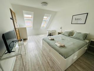 Palace Quarter 1 Peaceful Modern Central Top Floor Apartment - Budapest - 4
