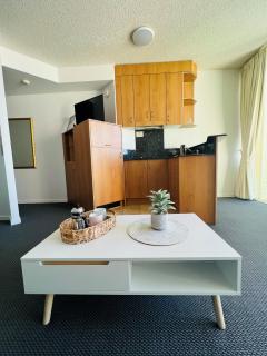 Top Floor Beachside Apartment in the Heart of Mooloolaba - Mooloolaba - 3