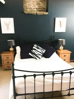 Charming 200 yr old Mill House right on the water - 2