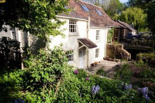 Charming 200 yr old Mill House right on the water - 9