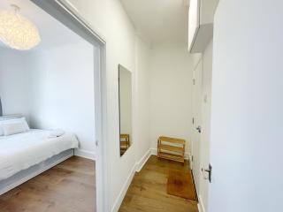 1 Bedroom City Gem, Prime Location. - Woolwich - 2