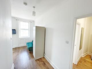 1 Bedroom City Gem, Prime Location. - Woolwich - 4