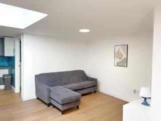 Prime Woolwich 2 Bed Gem - 3