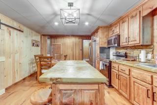 Wooded Blue Ridge Cabin 2 Decks, Fire Pit! - 6