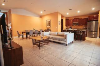 Tropical Paradise 3.5 BD/3BA Villa 10-Min to Beach - 1