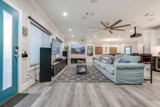 Luxury 6BR/5BA + Hot Tub near DT - San Antonio - 1