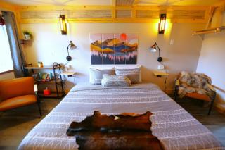 2nd Floor Newly Renovated room in Hatcher Pass Castle - Willow - 0