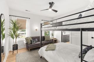 Huge Rooftop Patio at this Stunning Spacious House - 1