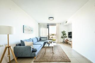 Vibrant 2BR apt with Mamad and Balcony 5-min from the Beach by Sea N' Rent - Tel Aviv - 1