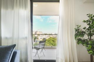 Vibrant 2BR apt with Mamad and Balcony 5-min from the Beach by Sea N' Rent - Tel Aviv - 4