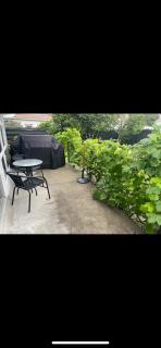 Sunny 2bdrm home close to Hospital & Gardens - 6