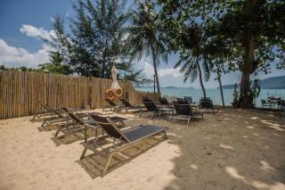 Maroon Studio at the beachfront - 9