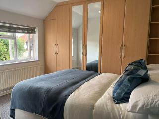 4 BDR Home By Tranquil Ventures Short Lets & Serviced Accommodation Cowley With Games Area, On-Site Parking, Central Oxford - Oxford - 5