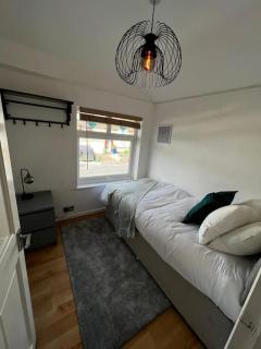 4 BDR Home By Tranquil Ventures Short Lets & Serviced Accommodation Cowley With Games Area, On-Site Parking, Central Oxford - Oxford - 3