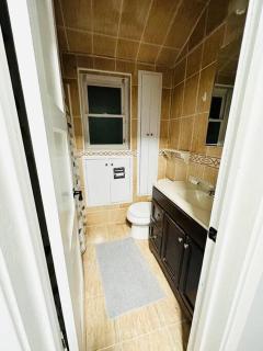 Cheerful 4-bedroom home with free parking - Elmont - 5