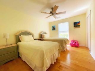 3 bed 3 bath home on quiet canal with heated and chilled pool - 8