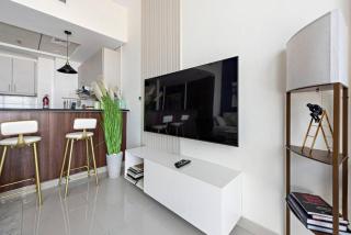 Vibrant Apartment with Pool, Gym, Free Parking & Fast Wifi - 8