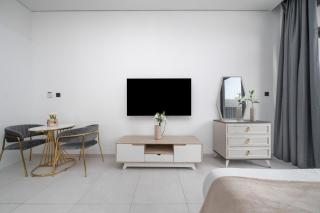 ALH Vacay - Bright Studio in Beverly Residence JVC - Dubai - 3