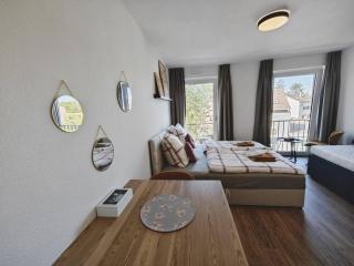 TiCasa HAPPY Zentral-Outlet-Parkplatz-Aufzug-SmartTV-Unique - Metzingen - 1