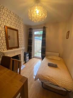 Nice 3 Bedroom House Ealing - Londra - 1