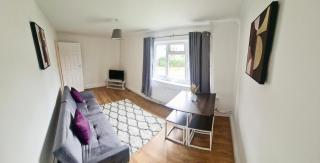 2 Bed Spacious Apartment, Sleeps 5, Free Wifi, Free Parking, Amenities Nearby, Good Transport Links Nearby, Contractors and Holidays - Harlow - 5