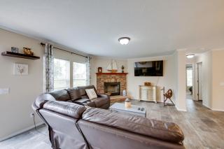 Efficiently Equipped Lewis Home Deck and Gas Grill! - - 9