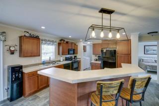 Efficiently Equipped Lewis Home Deck and Gas Grill! - - 4