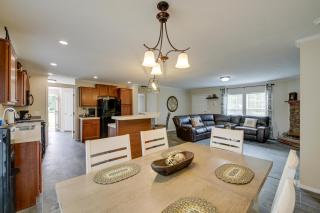 Efficiently Equipped Lewis Home Deck and Gas Grill! - 2