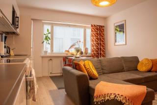 Urban Arctic Elegance: 2-Room Stylish Getaway - 9