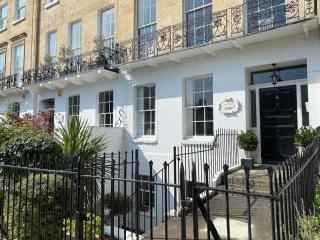 Quirky two bed apartment in Cheltenham town centre - 6
