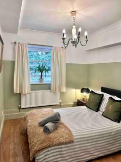 Quirky two bed apartment in Cheltenham town centre - 0