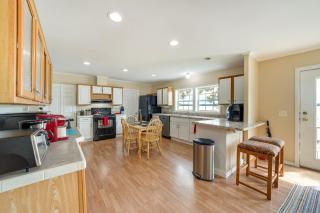 Pet-Friendly Checotah Home with Deck and Lake Views! - Checotah - 1